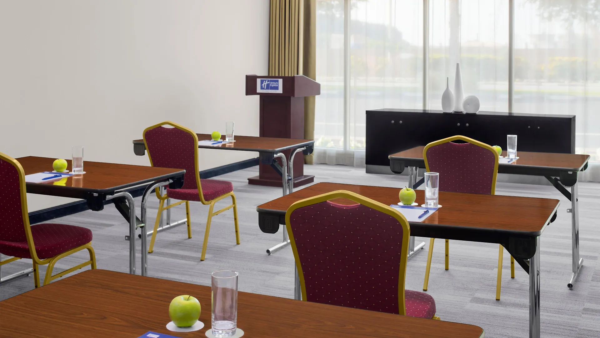 Holiday Inn Express Dubai, Jumeirah, An Ihg Hotel