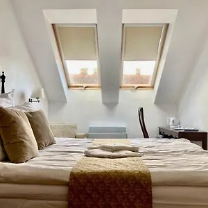 Opera16 Guestrooms Konukevi Budapeşte