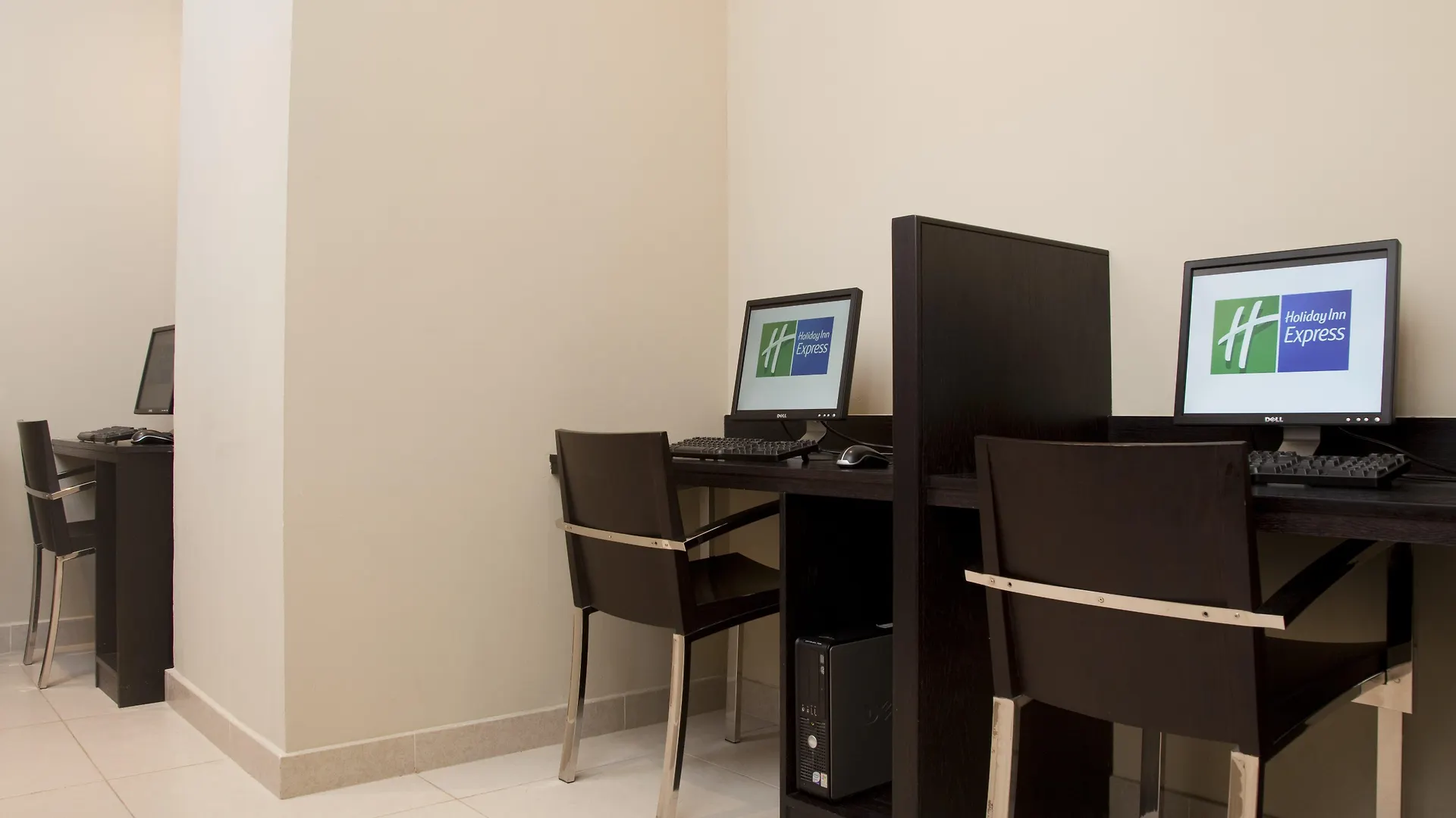 Holiday Inn Express Dubai, Jumeirah By Ihg Hotel